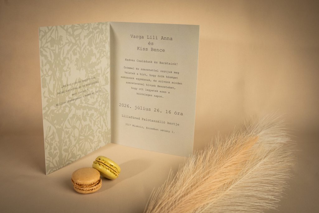 A képen a vintage stílusú nyomtatott meghívó látható 