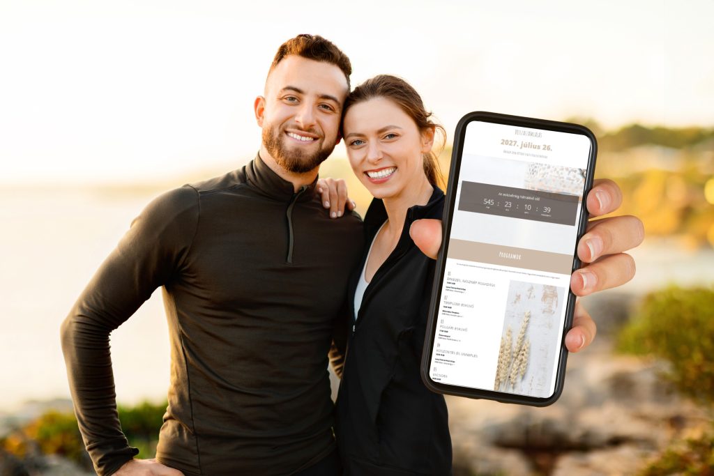 A képen egy boldog pár mutatja egy mobiltelefon képernyőjén a Natural stílusú esküvői honlapját