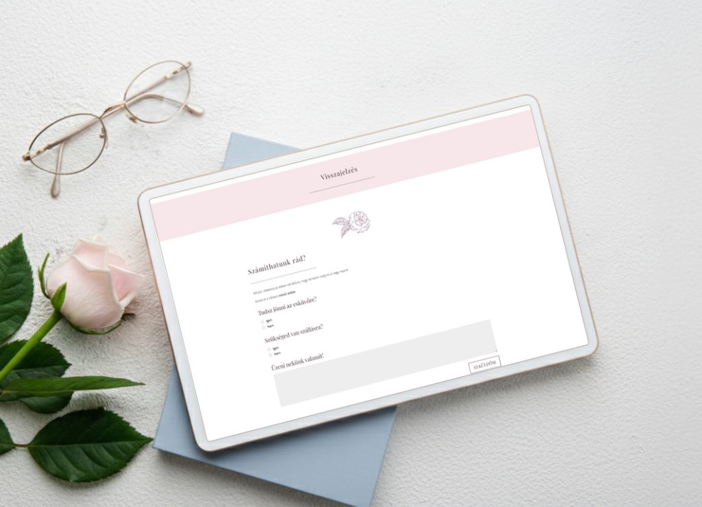 Egy tableten látható az RSVP szekció válaszai a Wedding Sytesbook oldalán