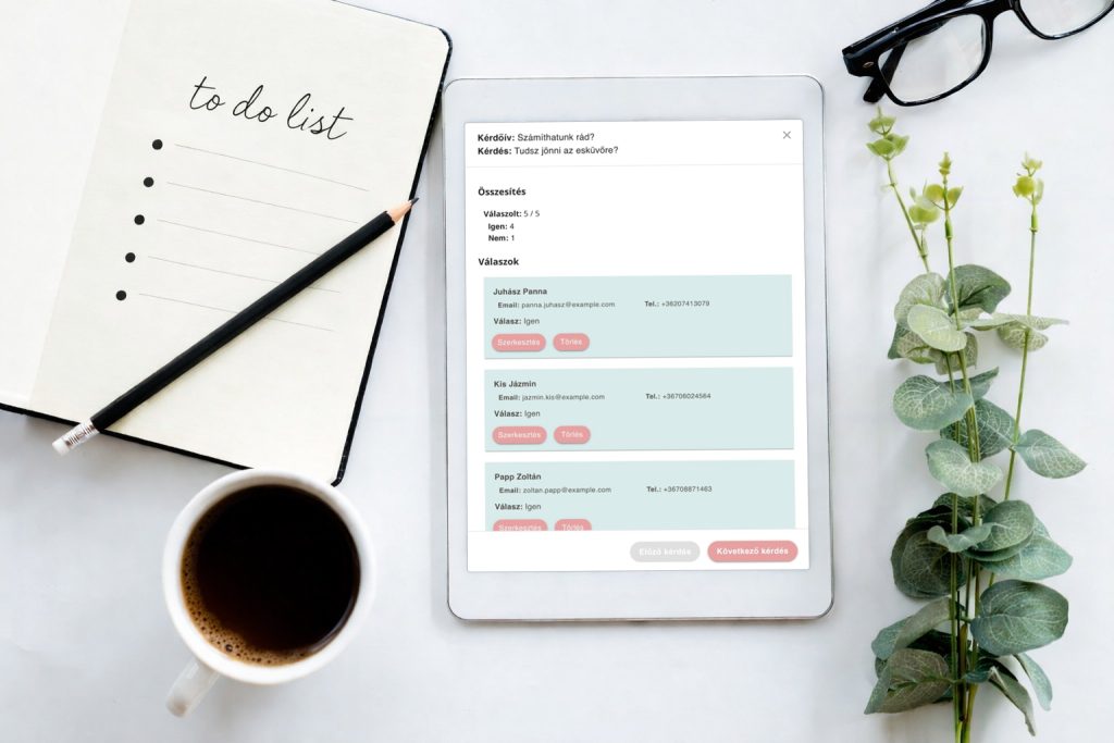 Egy tableten látható az RSVP szekció válaszai a Wedding Sytesbook oldalán