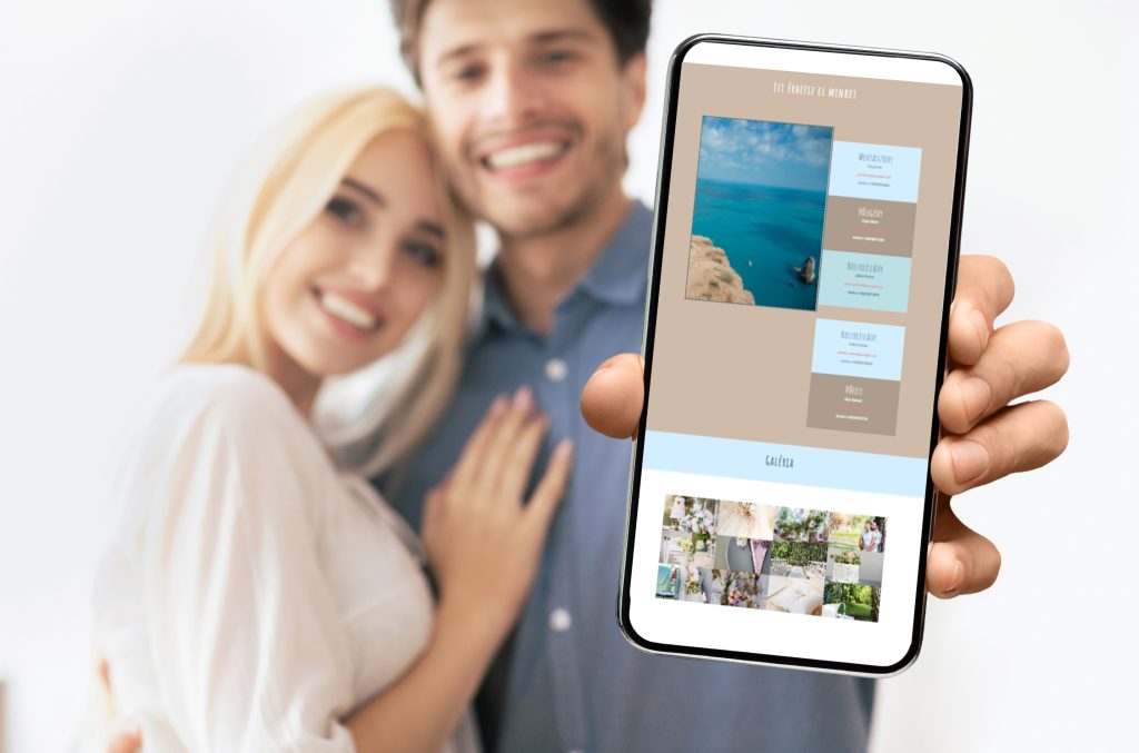 A képen egy boldog pár mutatja egy mobiltelefon képernyőjén a Free Summer stílusú esküvői honlapját